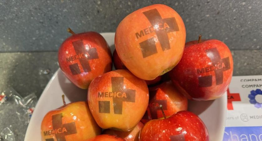 An apple a day keeps the doctor away. Although, that’s not the case at this year’s Medica/CompaMed event where the host organization is “welcoming home” attendees with Medica-branded versions of the fruit. Photo: Michael Barbella.